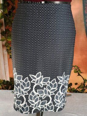 EUC NYCC Sz XL Black & White Geo Floral Border Straight Knit Career Pencil Skirt